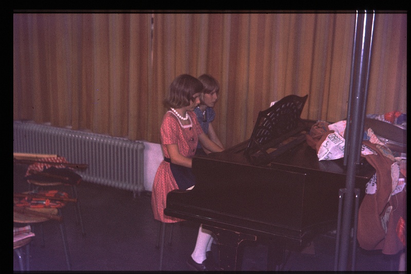 23.Delft jun 1975 Brigitte,Marion.JPG